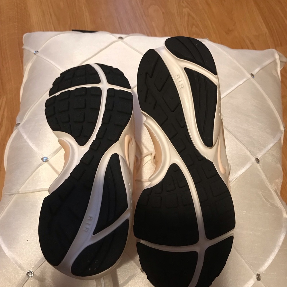 NIKE AIR PRESTO SNEKERS  (PEACH — WHITE.)